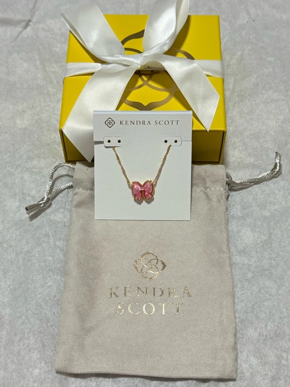 NWT Kendra Scott Haley Bow Gold Short Pendant Necklace in Blush Mother of Pearl - Picture 8 of 8